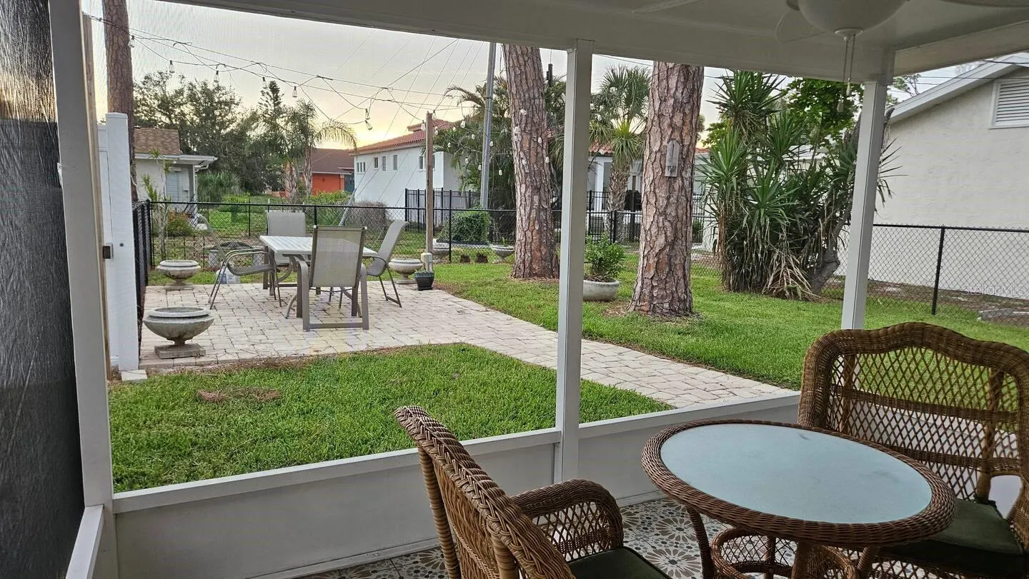 516 VILLAS DR