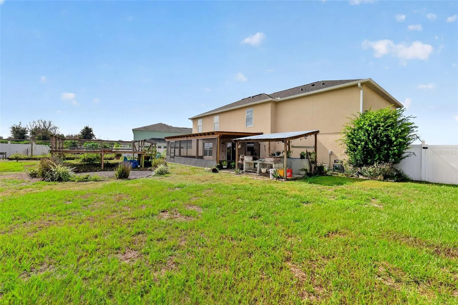 321 LAKE HILLS LN