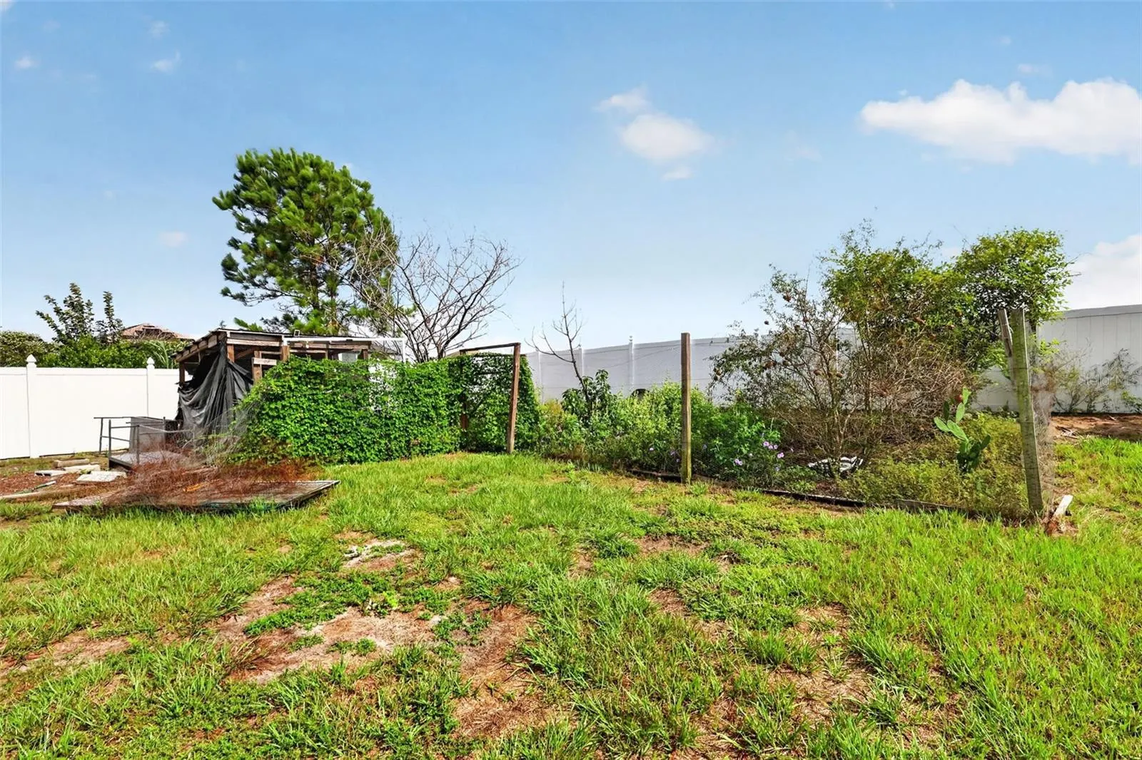 321 LAKE HILLS LN