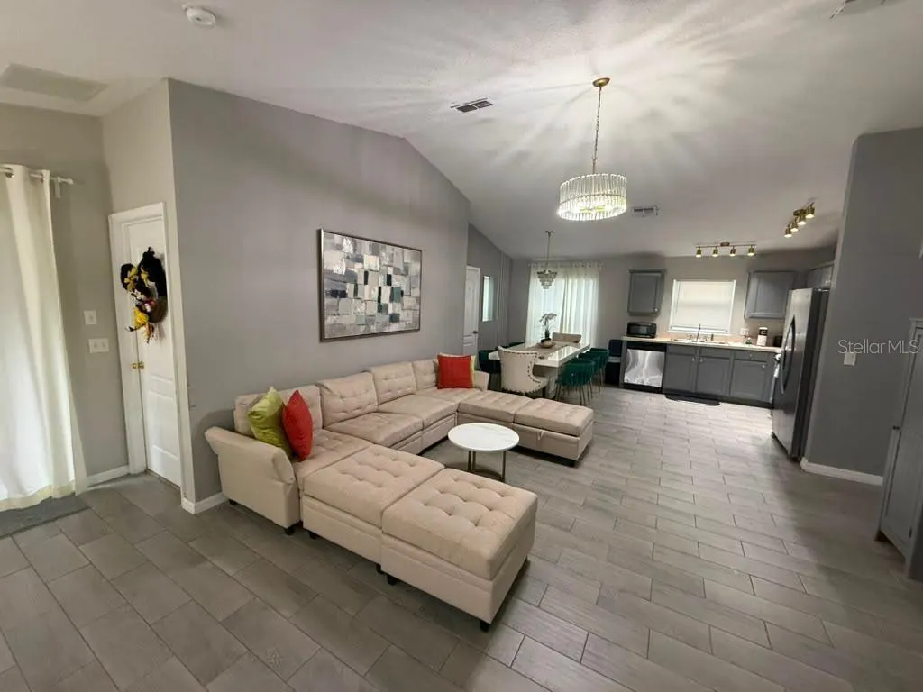 1875 ROYAL RIDGE DR