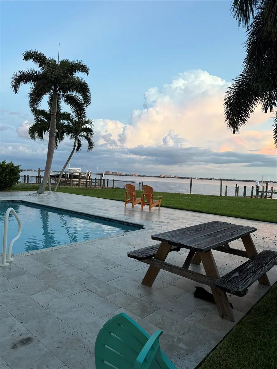 264 BAYSHORE DR