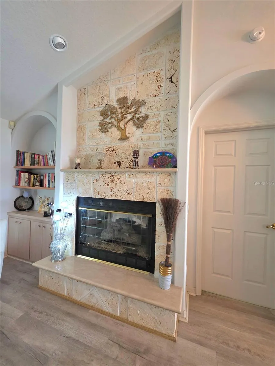 93 HICKORY LOOP