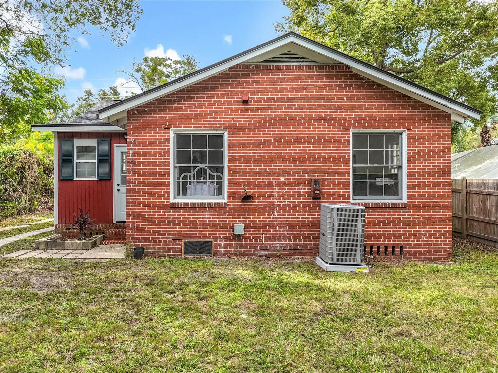 2057 SOUTHAMPTON RD