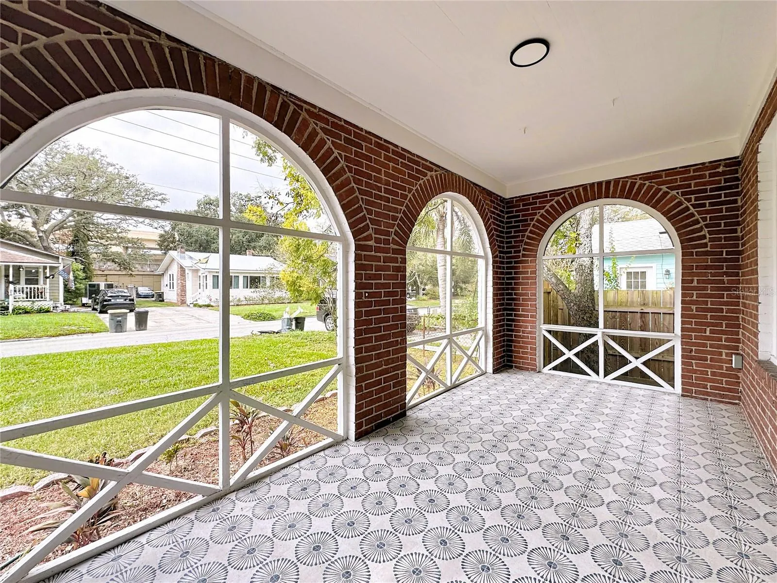 2057 SOUTHAMPTON RD