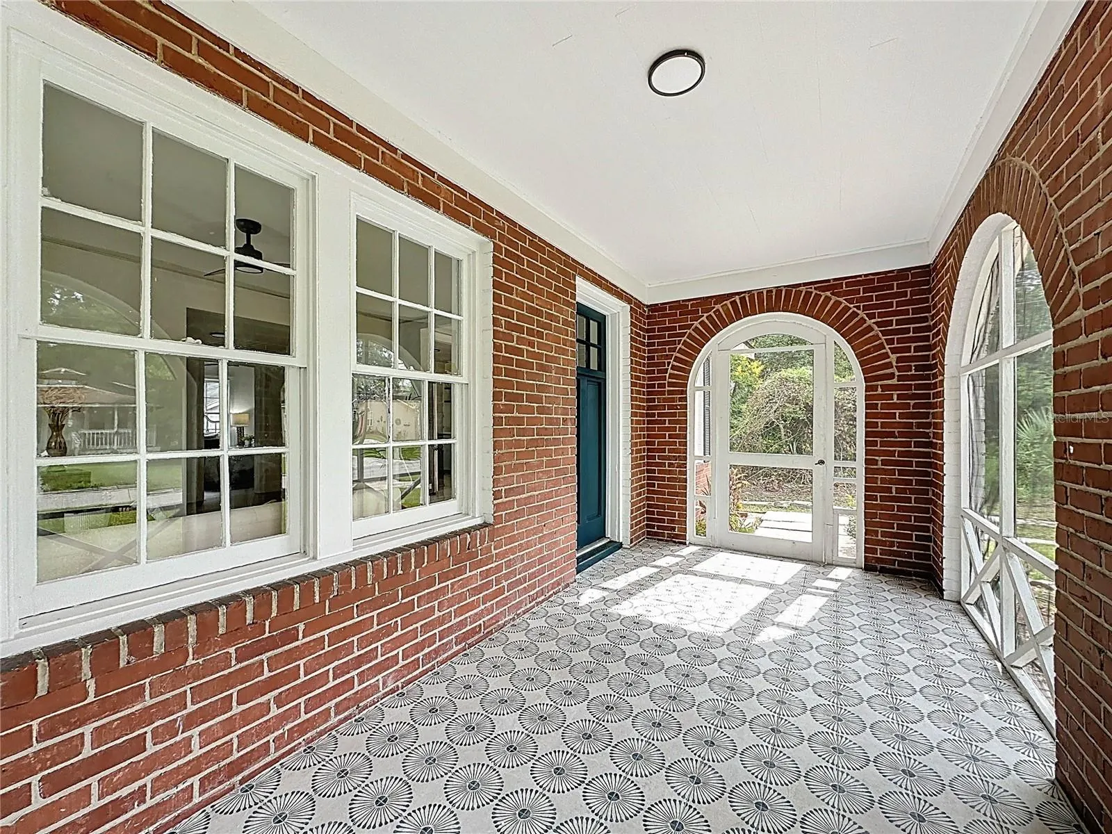 2057 SOUTHAMPTON RD