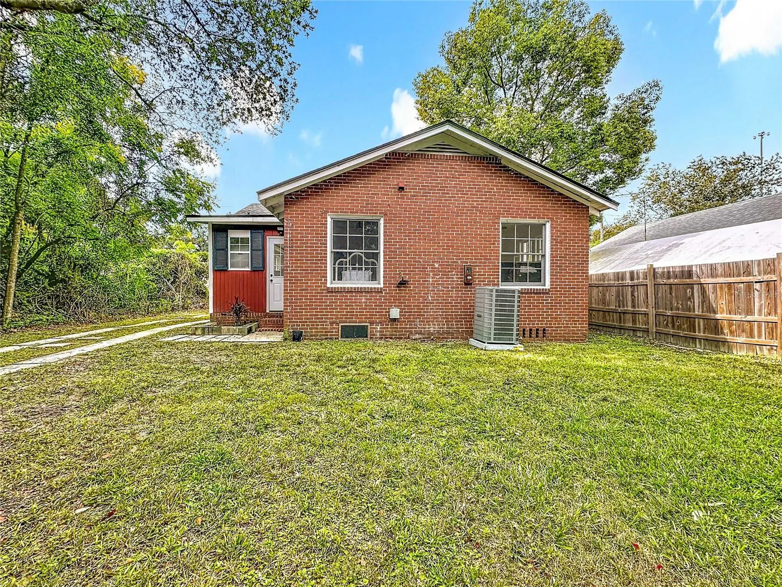 2057 SOUTHAMPTON RD