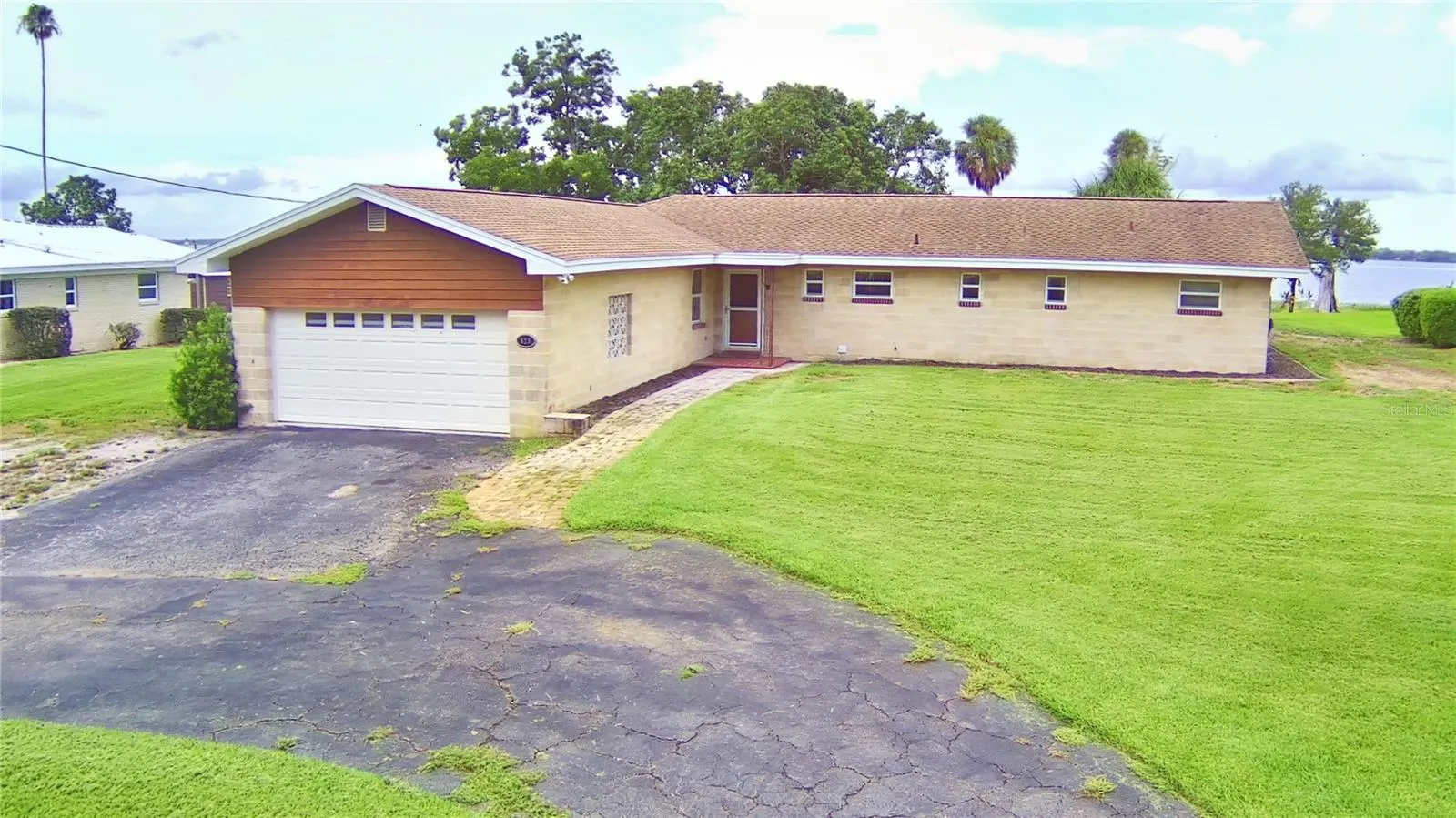823 N LAKE REEDY BLVD