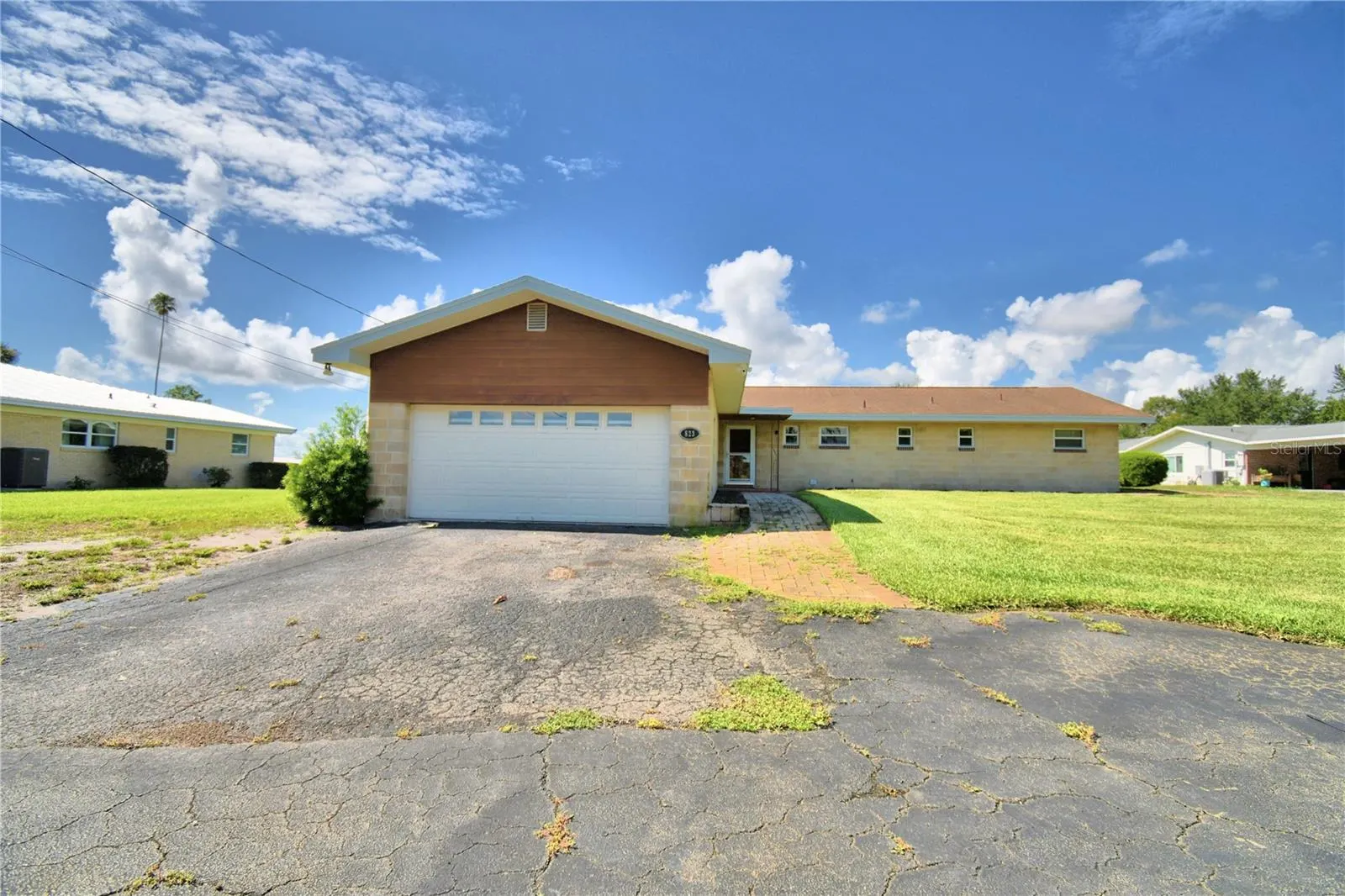 823 N LAKE REEDY BLVD