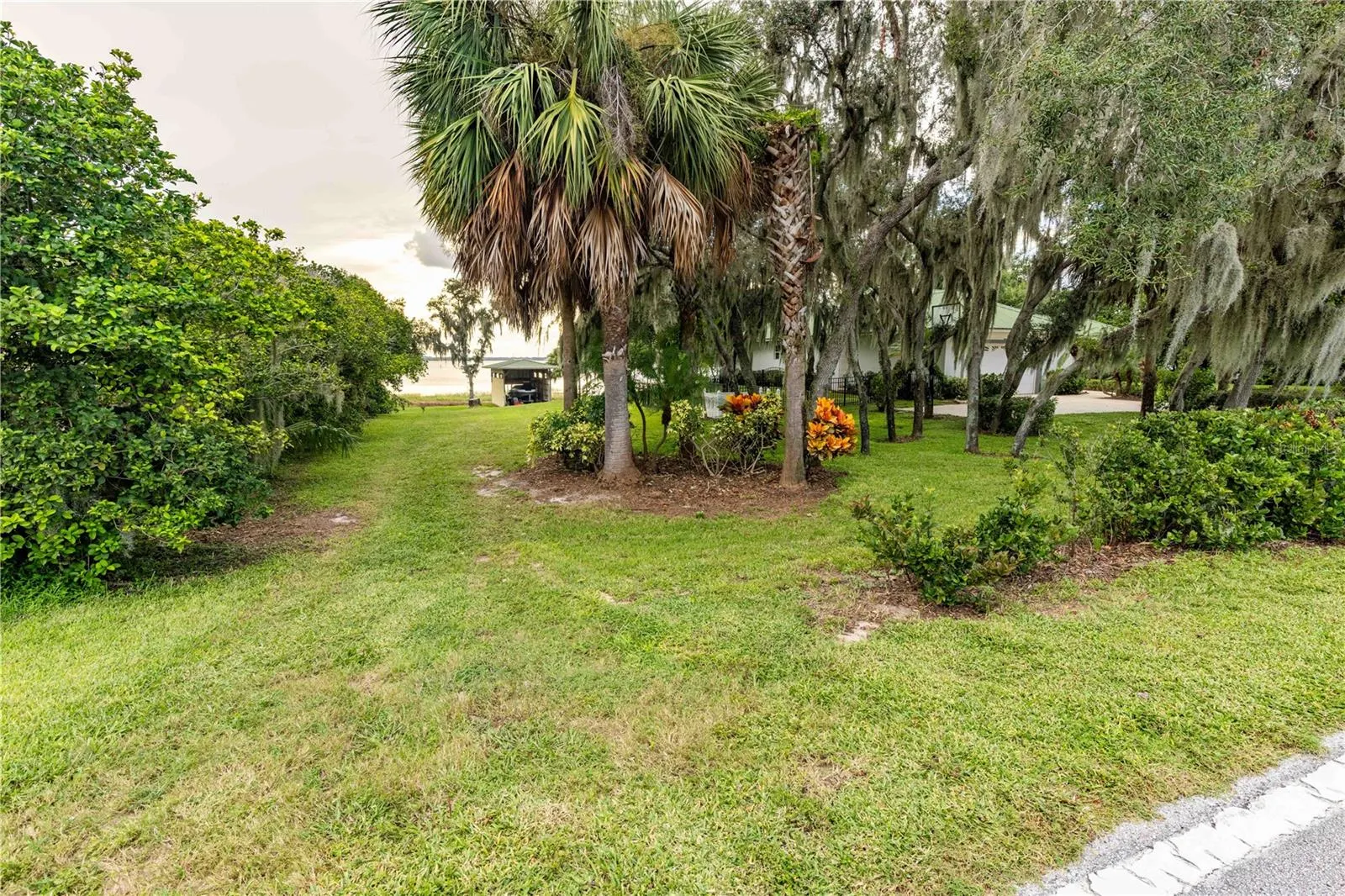 2329 S LAKE REEDY BLVD