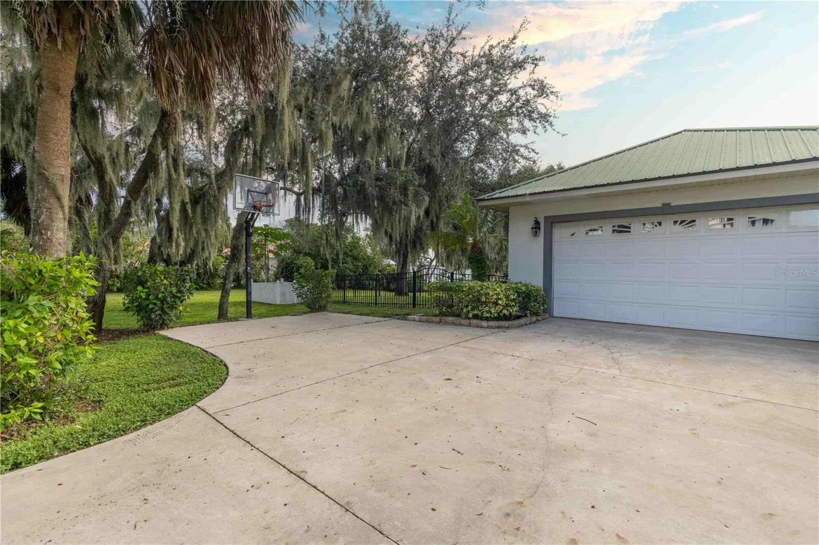 2329 S LAKE REEDY BLVD