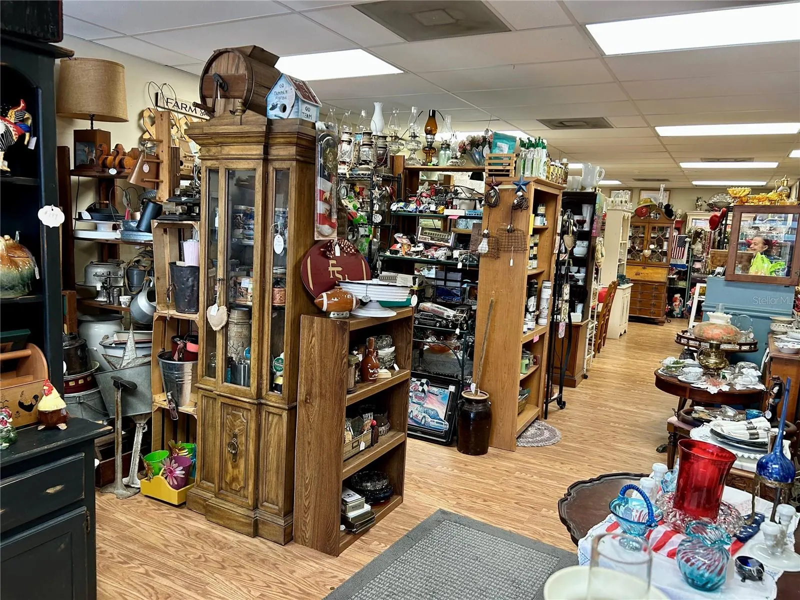 208 W MAIN ST