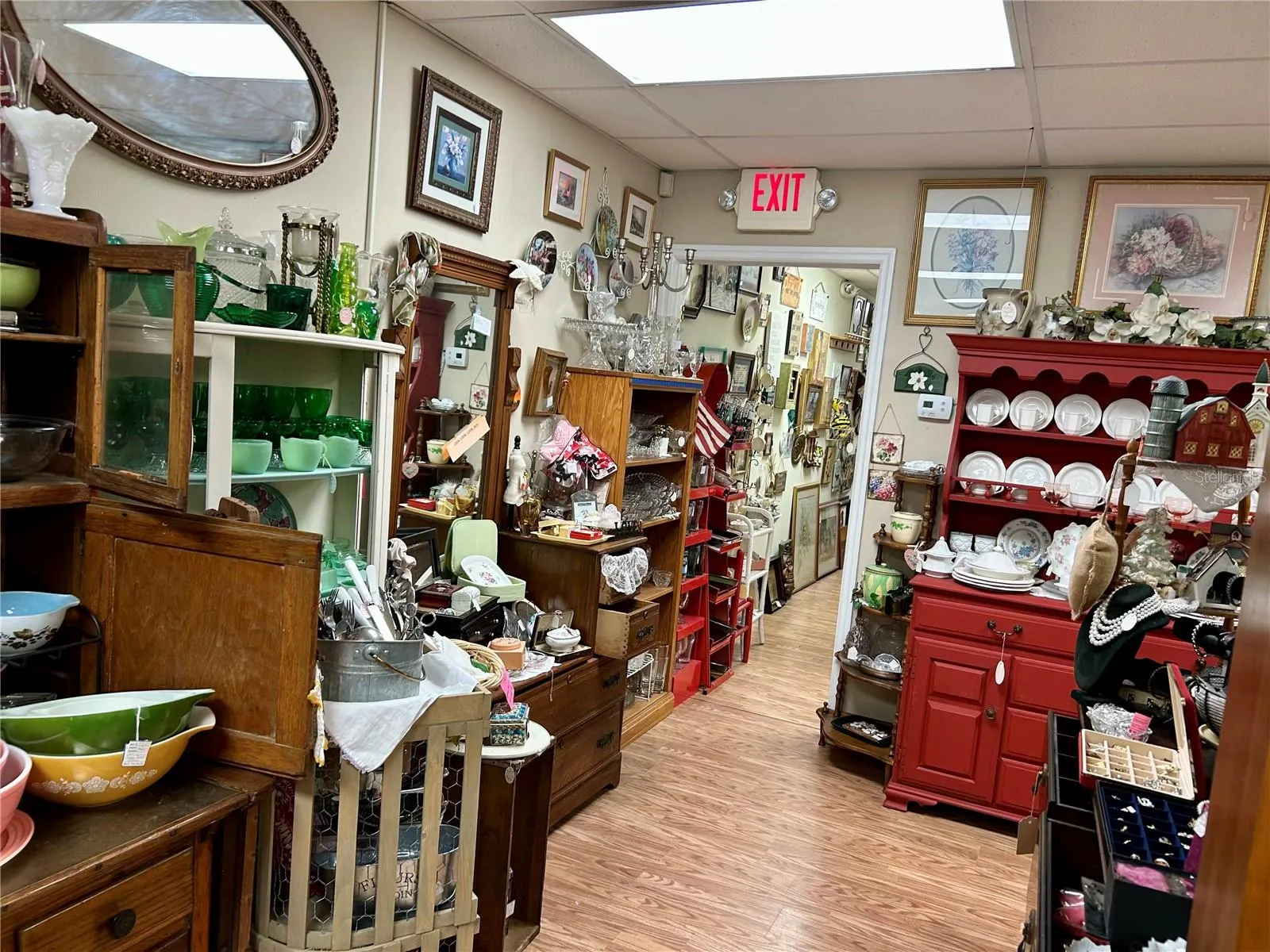 208 W MAIN ST