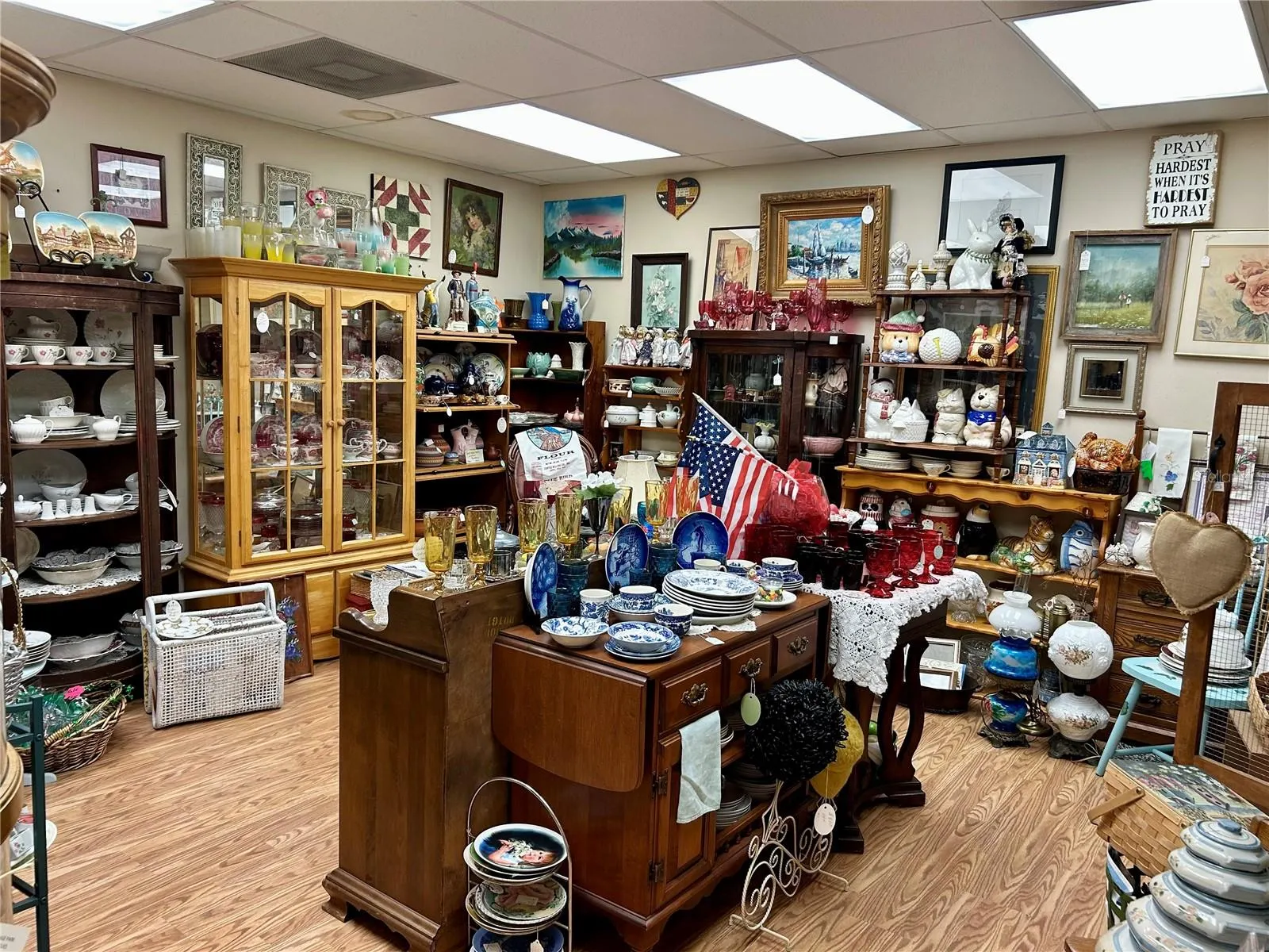 208 W MAIN ST