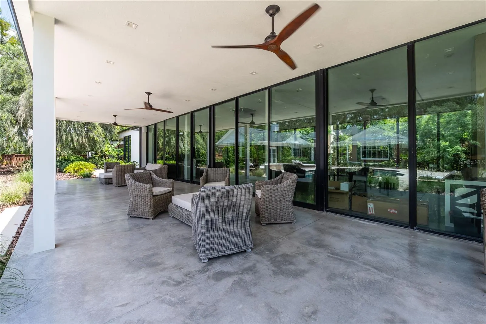 369 LAKE HOLLINGSWORTH DR