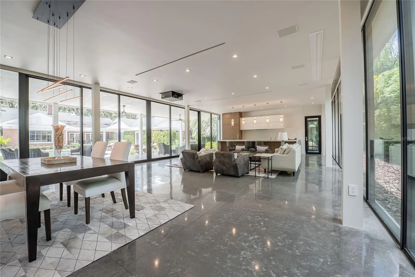 369 LAKE HOLLINGSWORTH DR