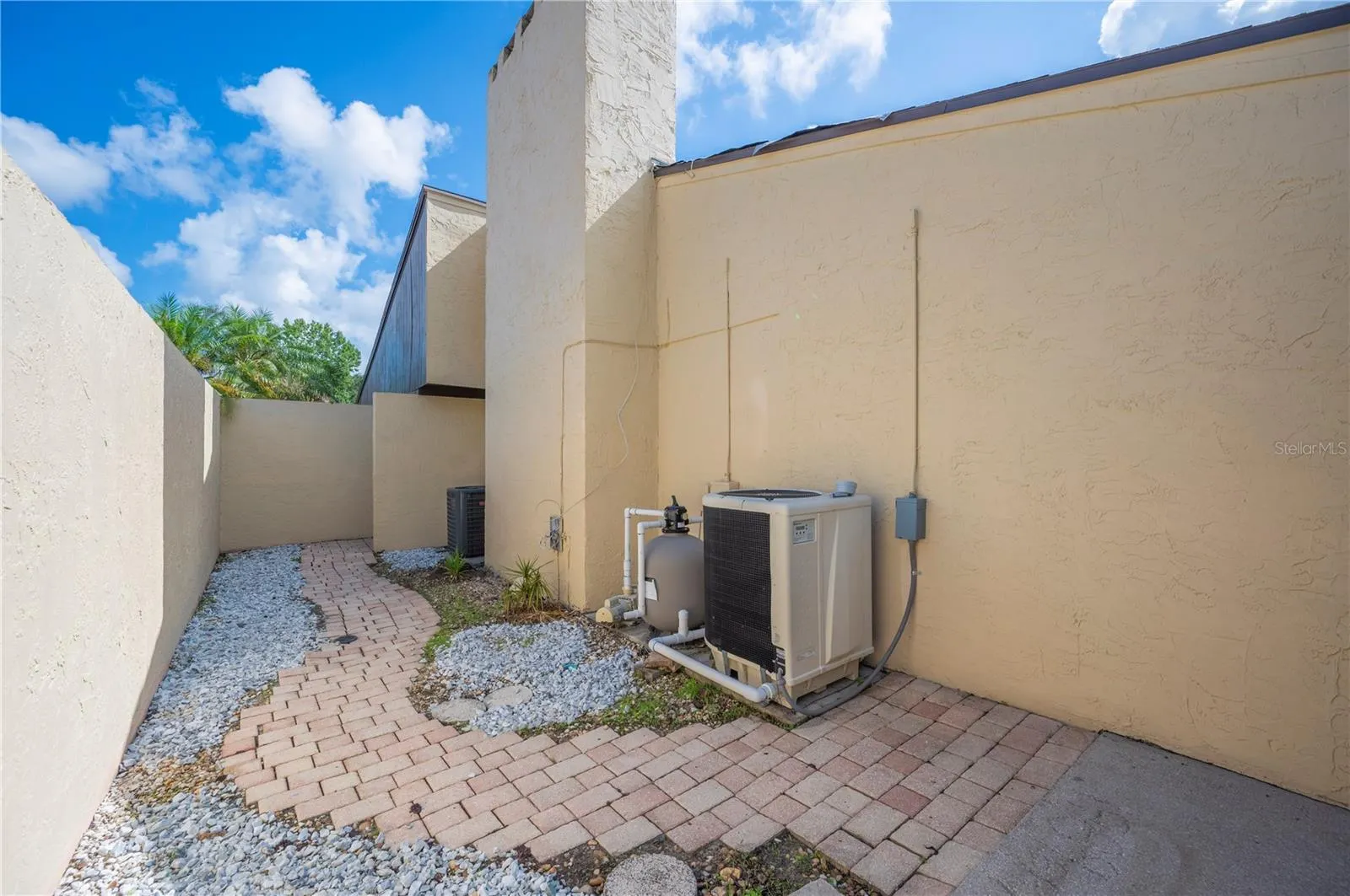 341 LAKE HARRIS DR