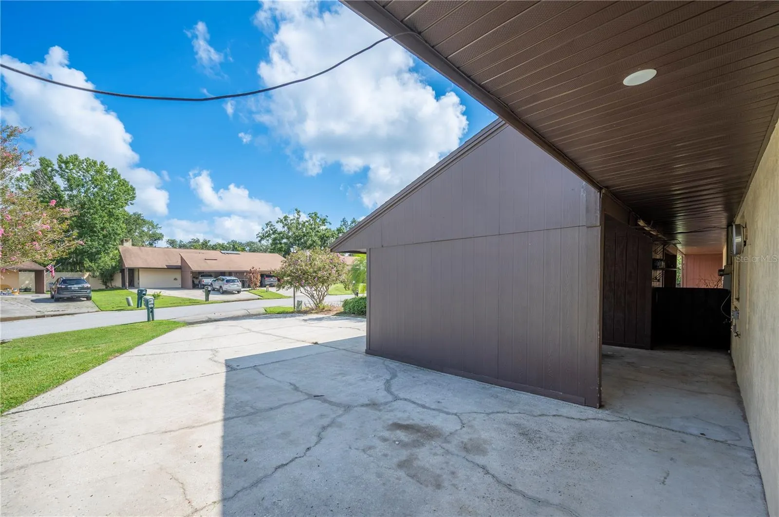 341 LAKE HARRIS DR