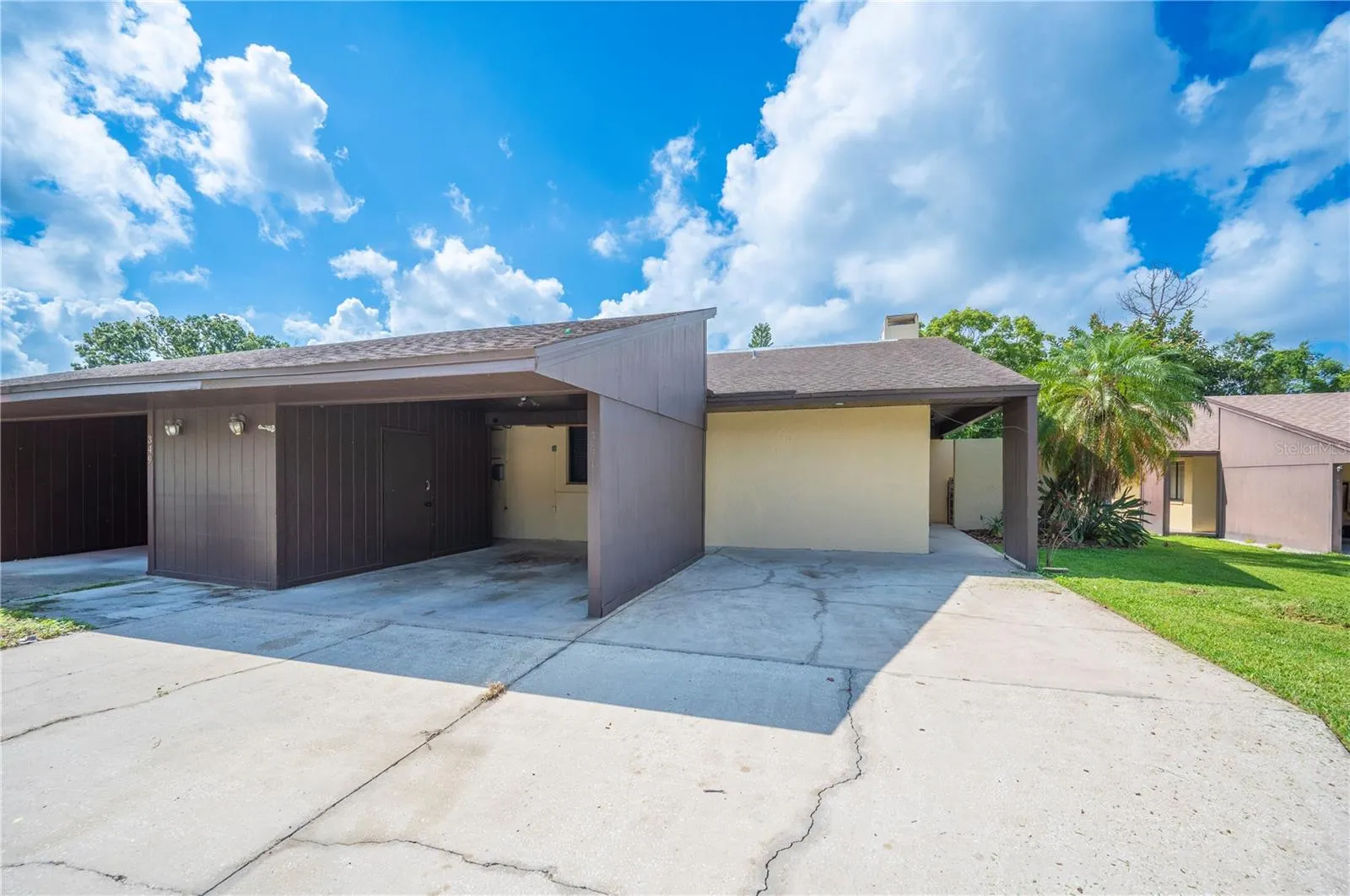 341 LAKE HARRIS DR