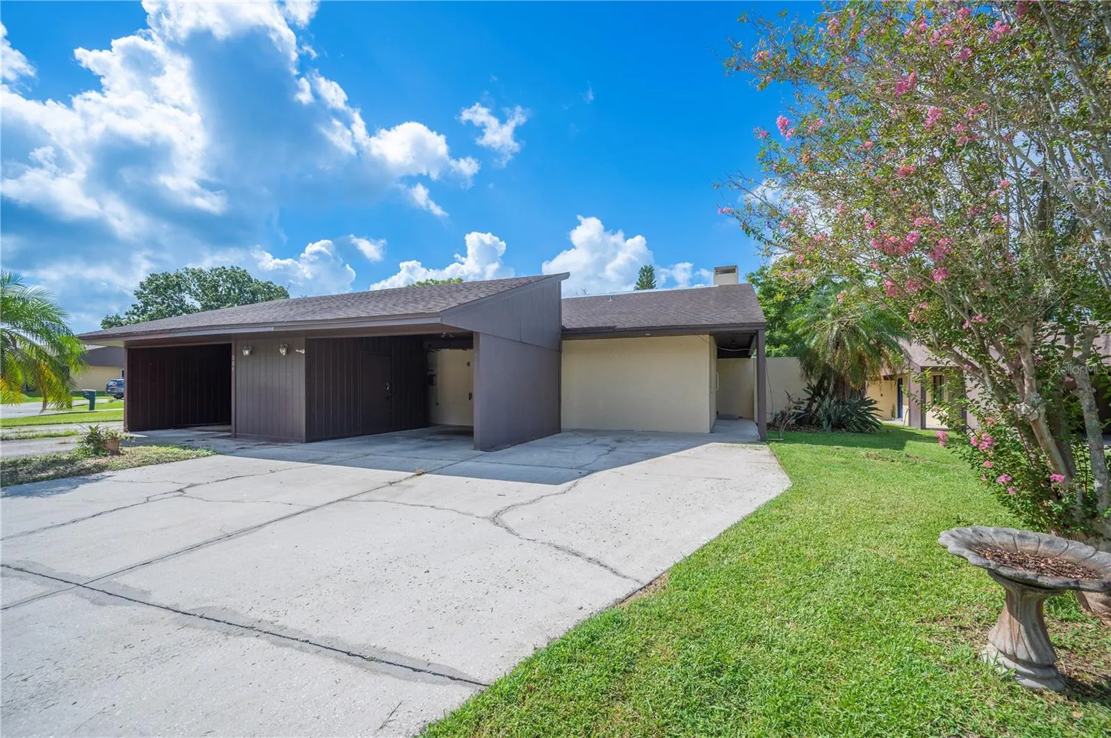 341 LAKE HARRIS DR
