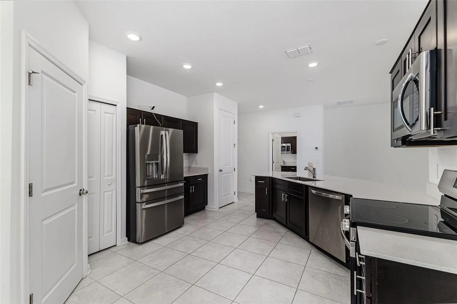 1121 DEEPWATER CIR