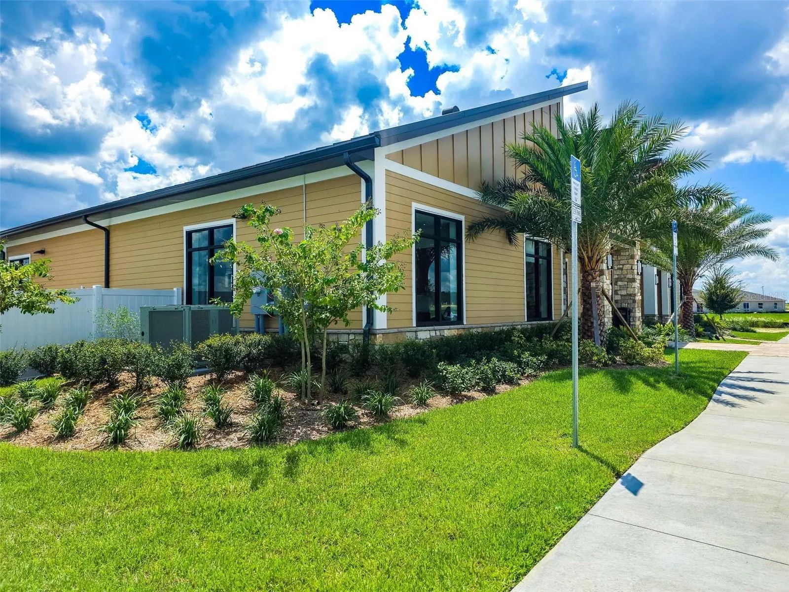 1121 DEEPWATER CIR