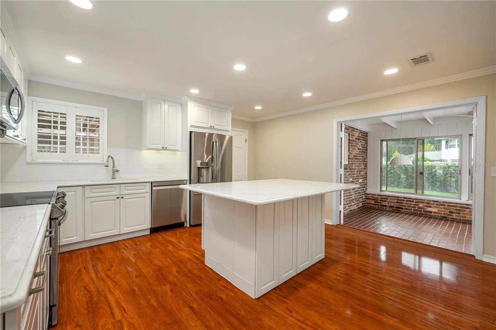 1137 E MARIPOSA AVE