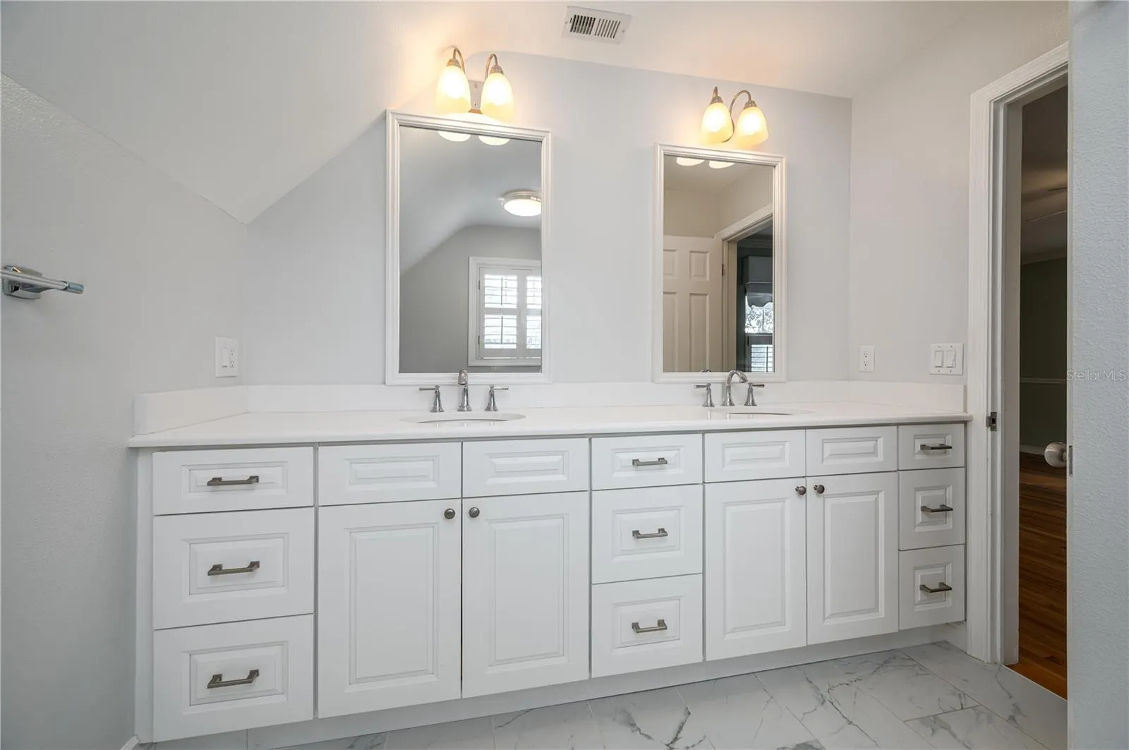1137 E MARIPOSA AVE