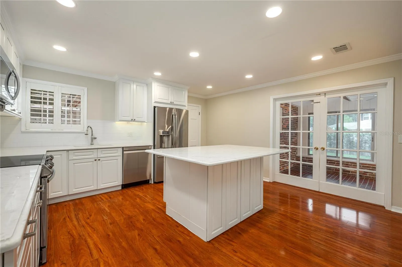 1137 E MARIPOSA AVE