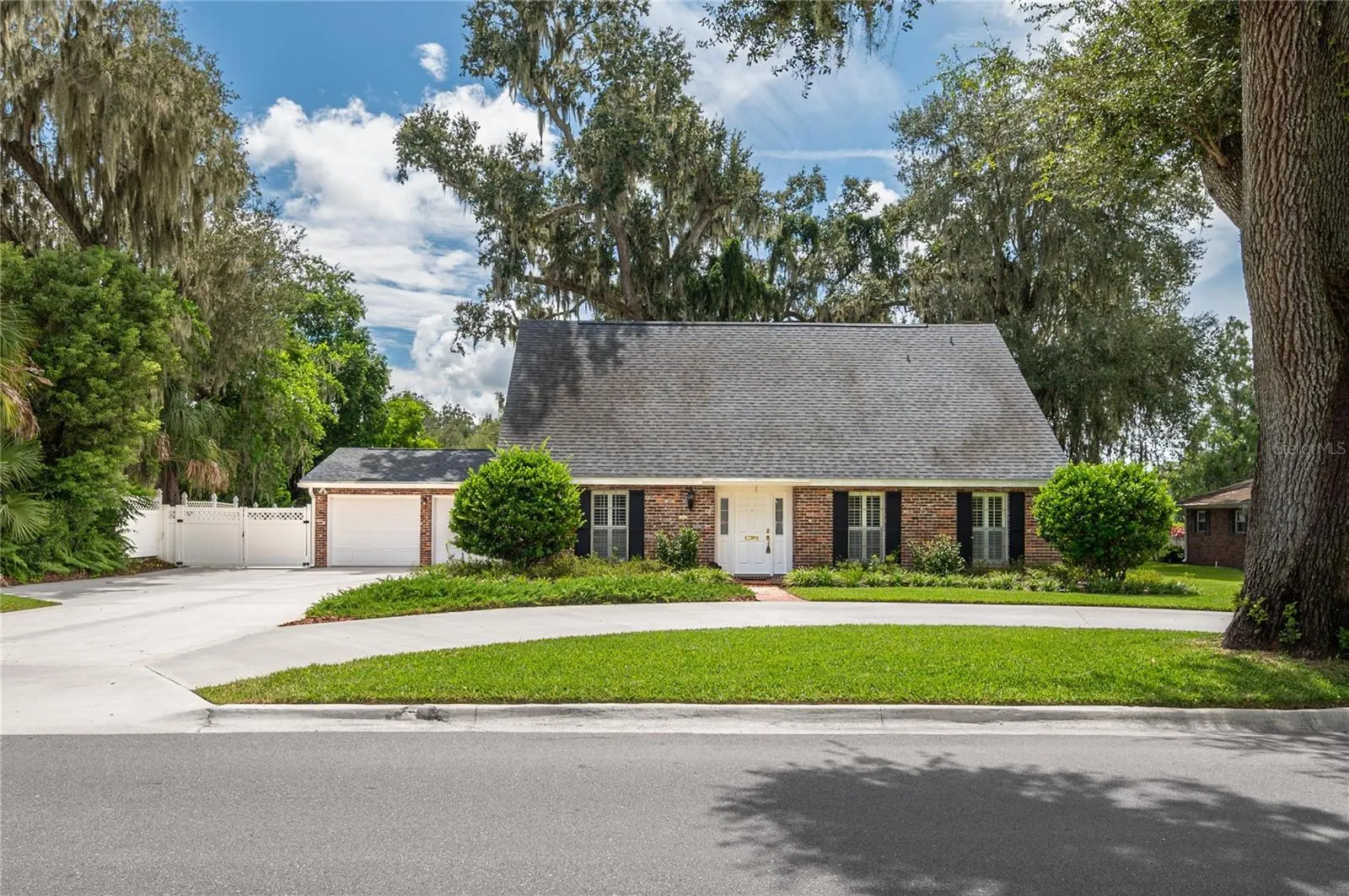 1137 E MARIPOSA AVE