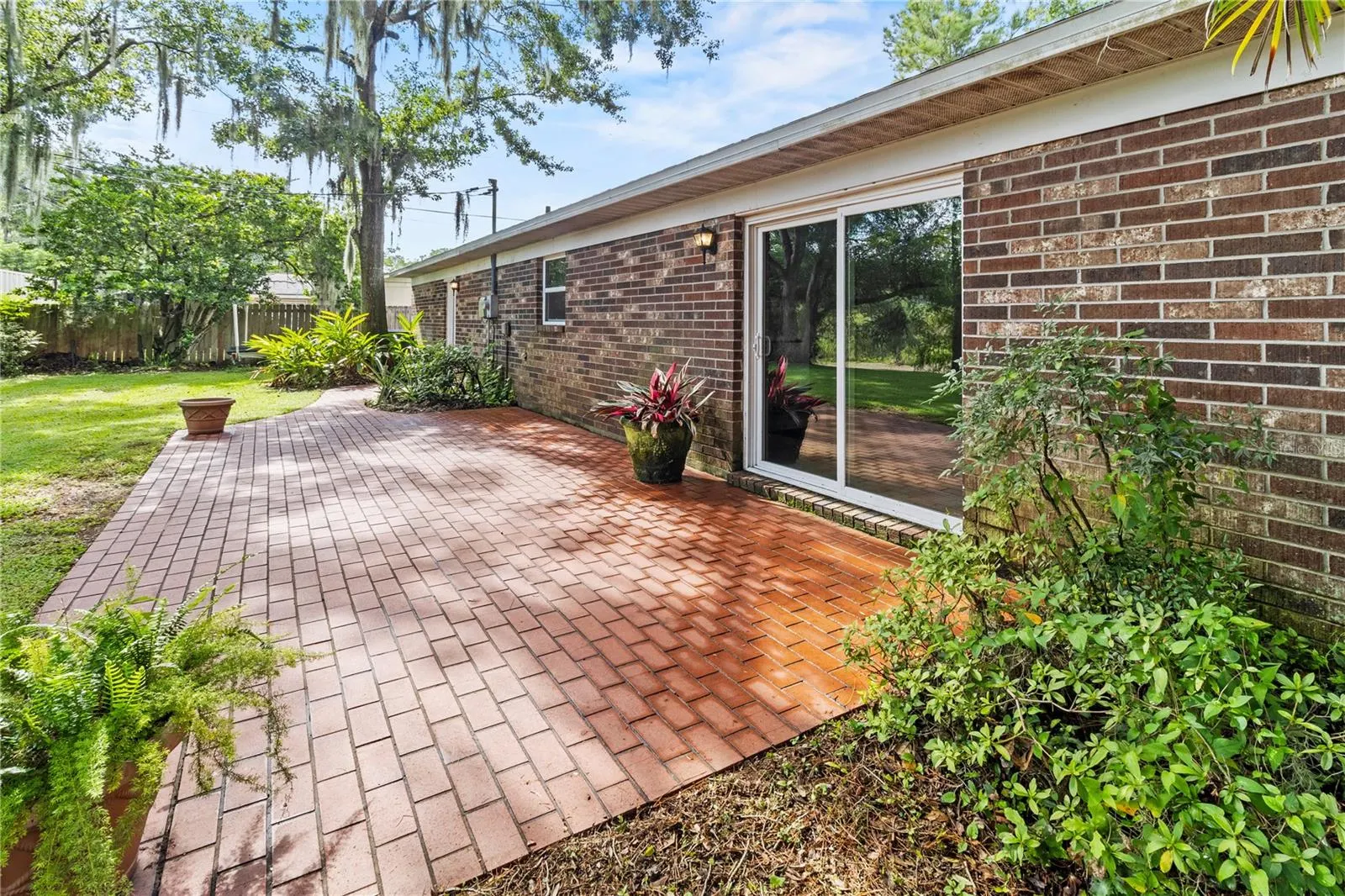 412 LAKE DR