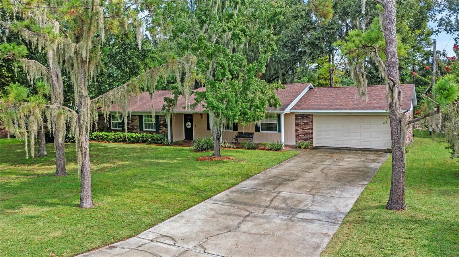 412 LAKE DR