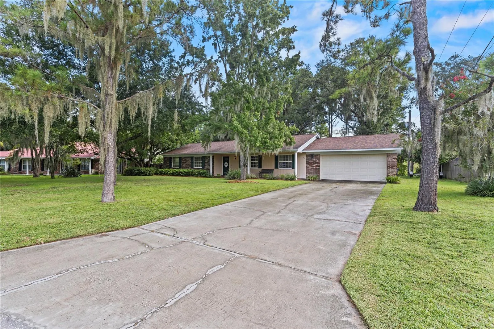 412 LAKE DR