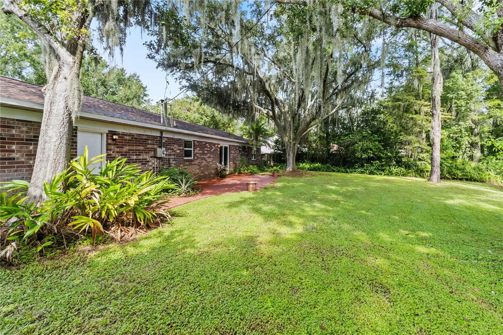 412 LAKE DR
