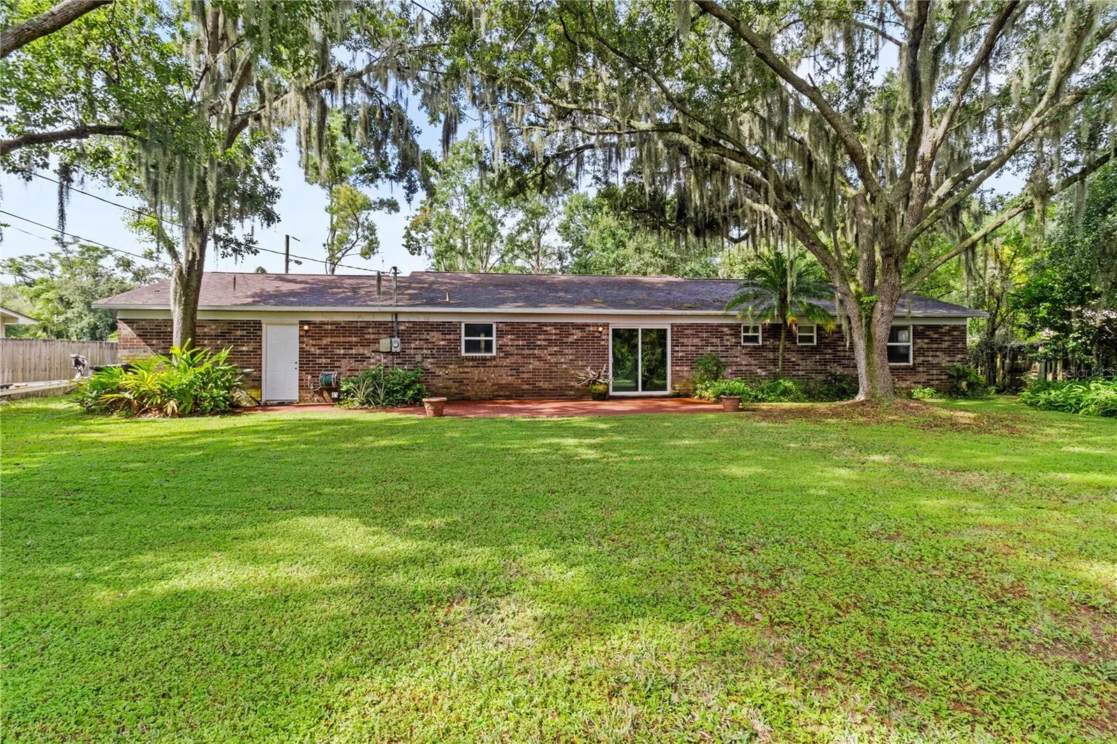 412 LAKE DR