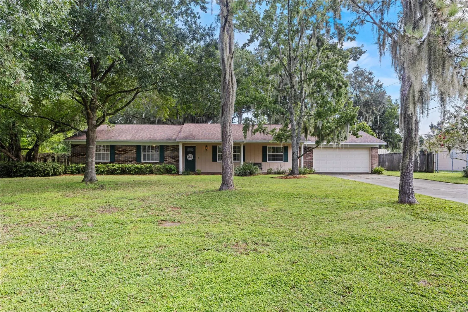 412 LAKE DR