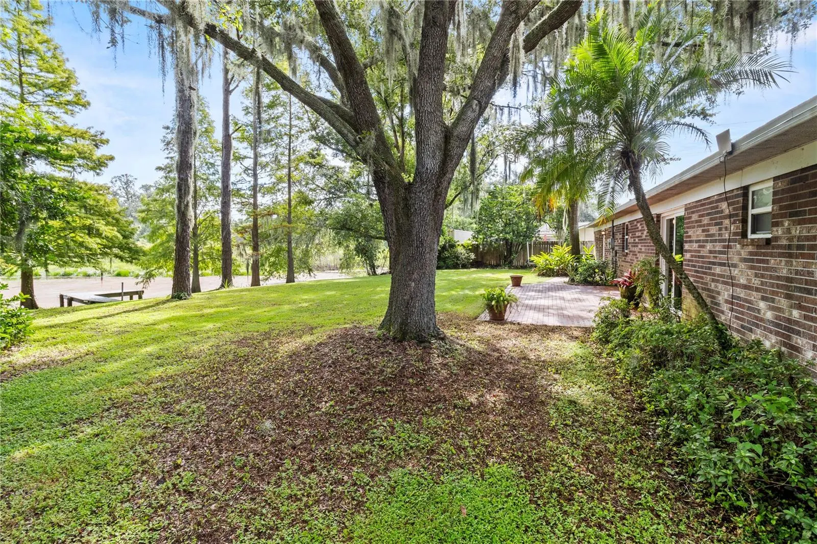 412 LAKE DR