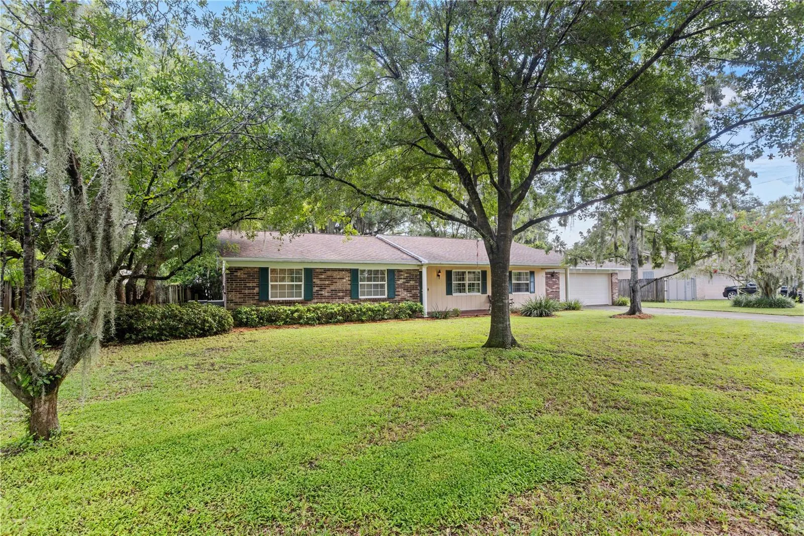 412 LAKE DR