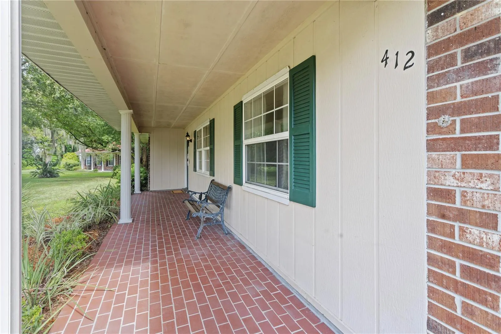 412 LAKE DR