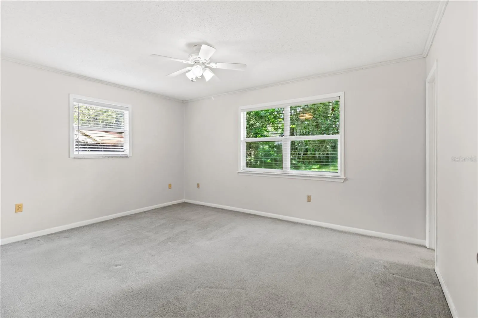 412 LAKE DR