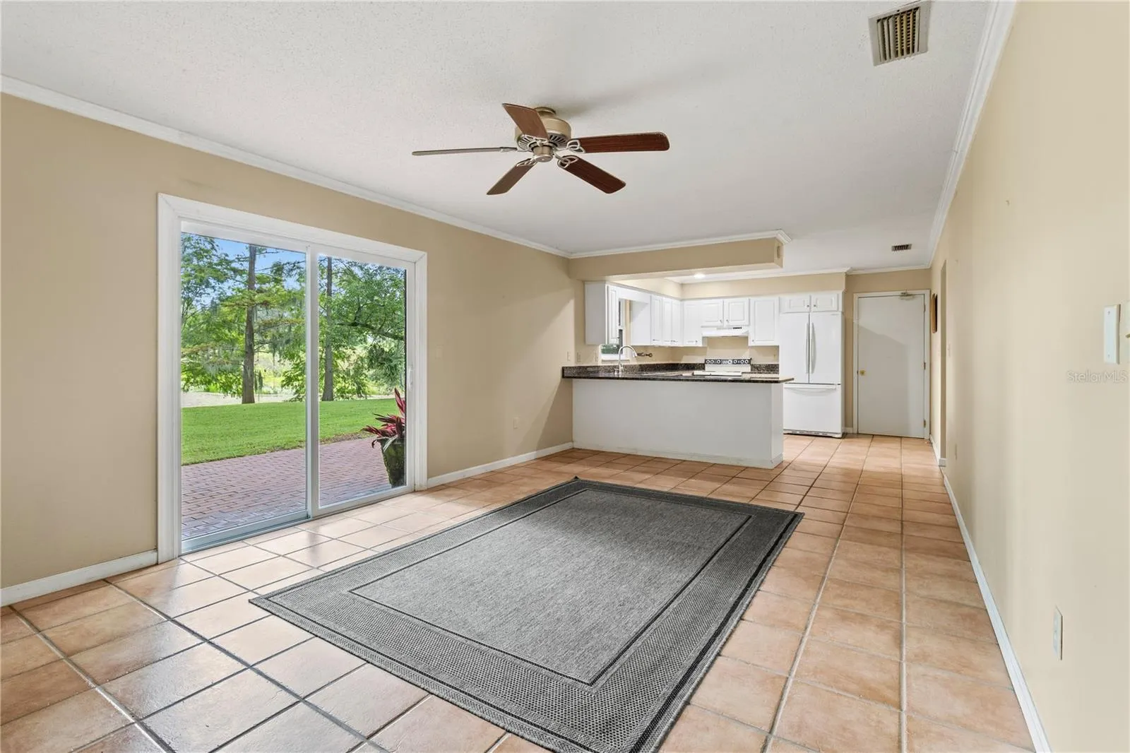 412 LAKE DR