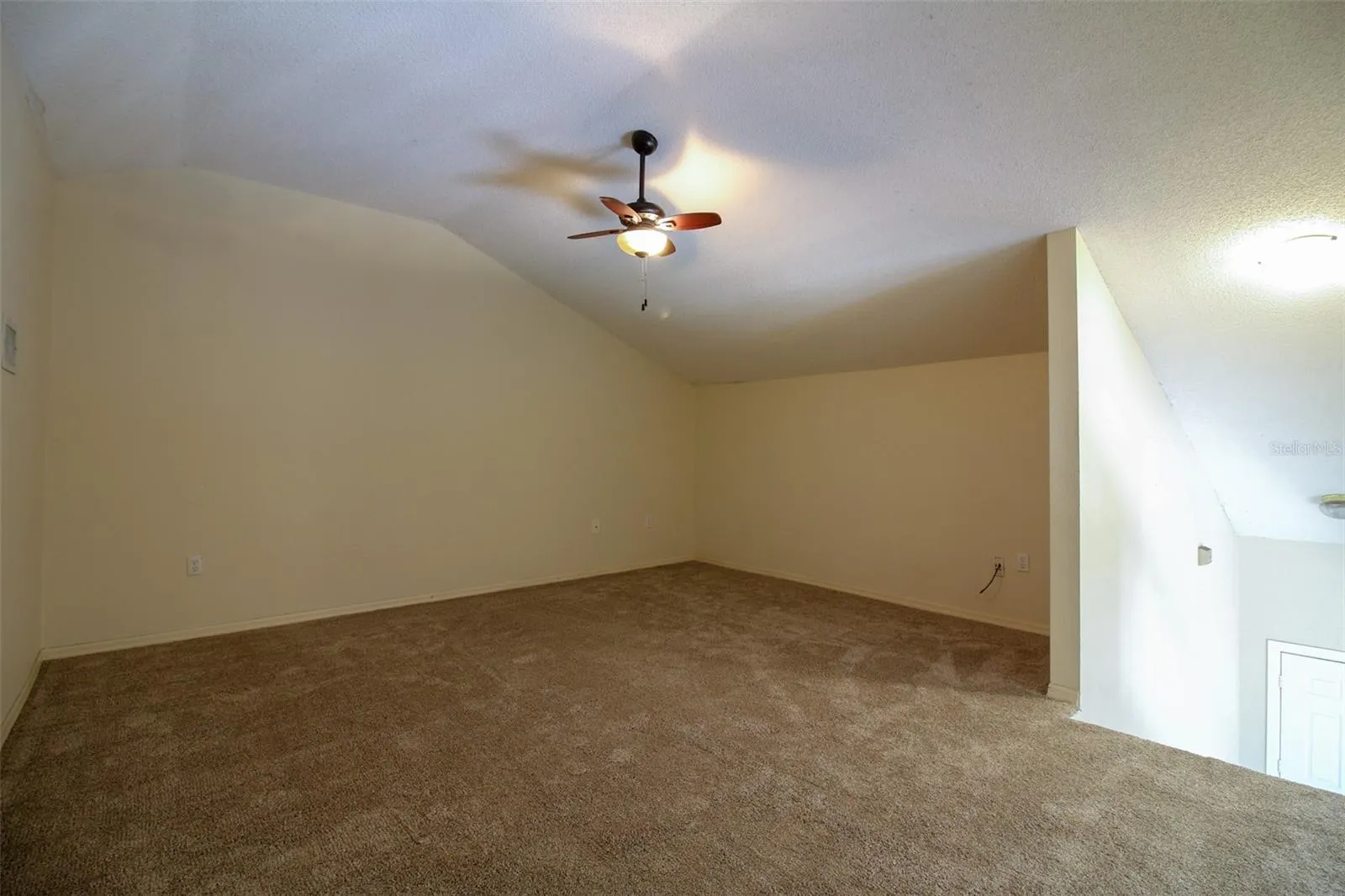 1075 MEADOWOOD POINTE RD