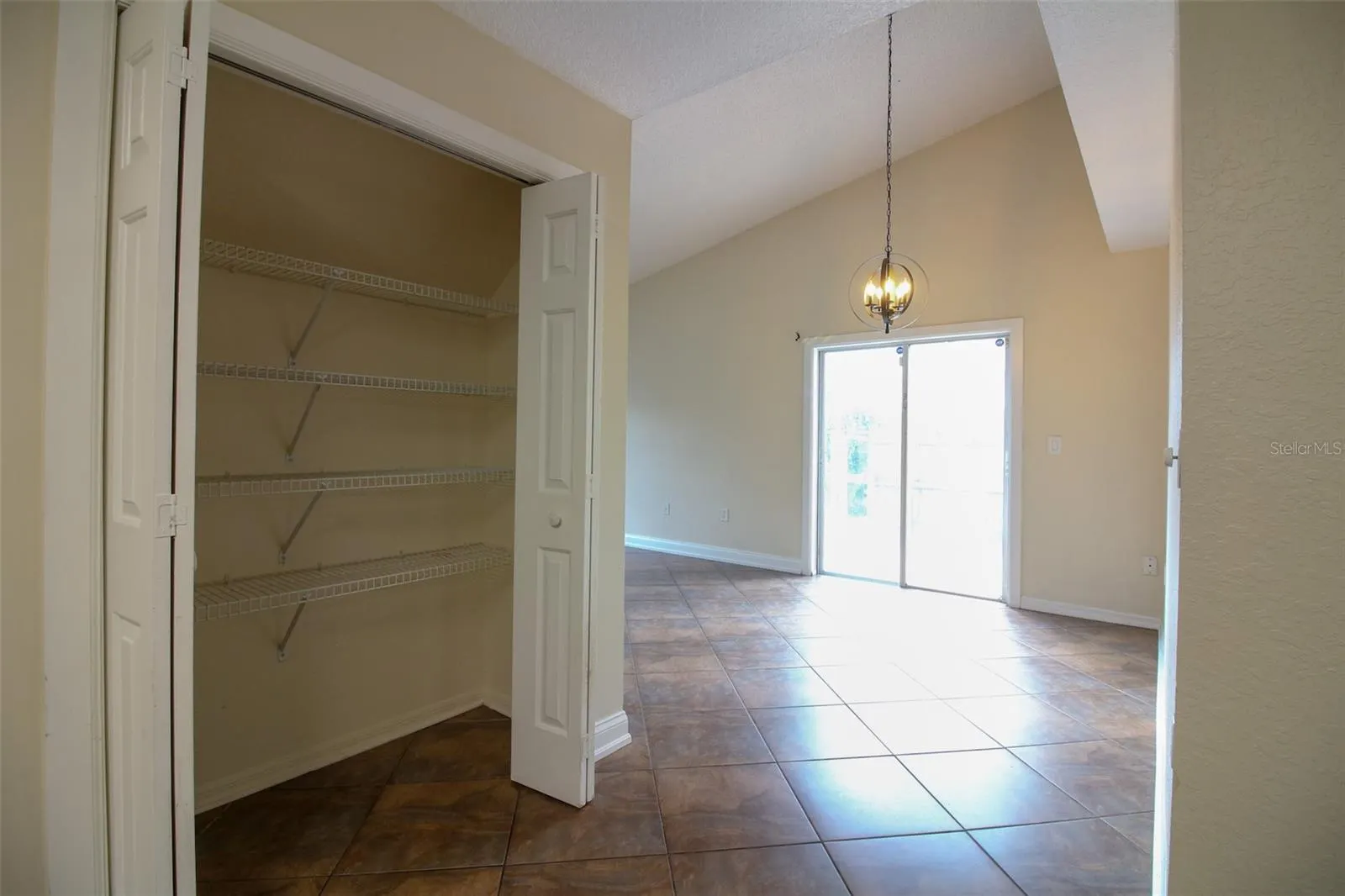 1075 MEADOWOOD POINTE RD