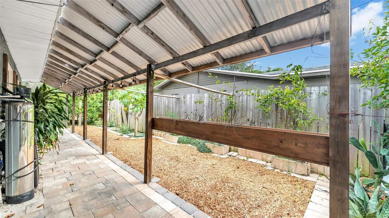 1624 HUMMINGBIRD LN