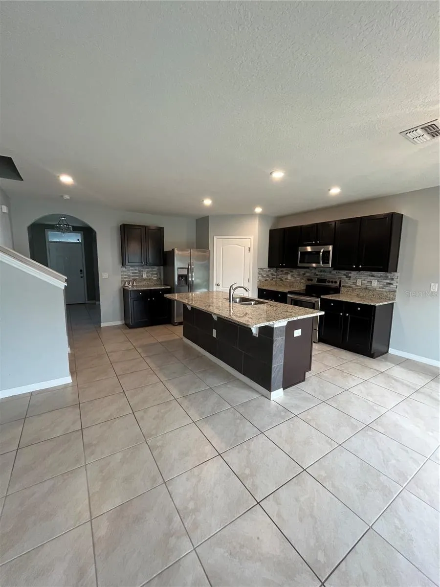 220 ST THOMAS DR