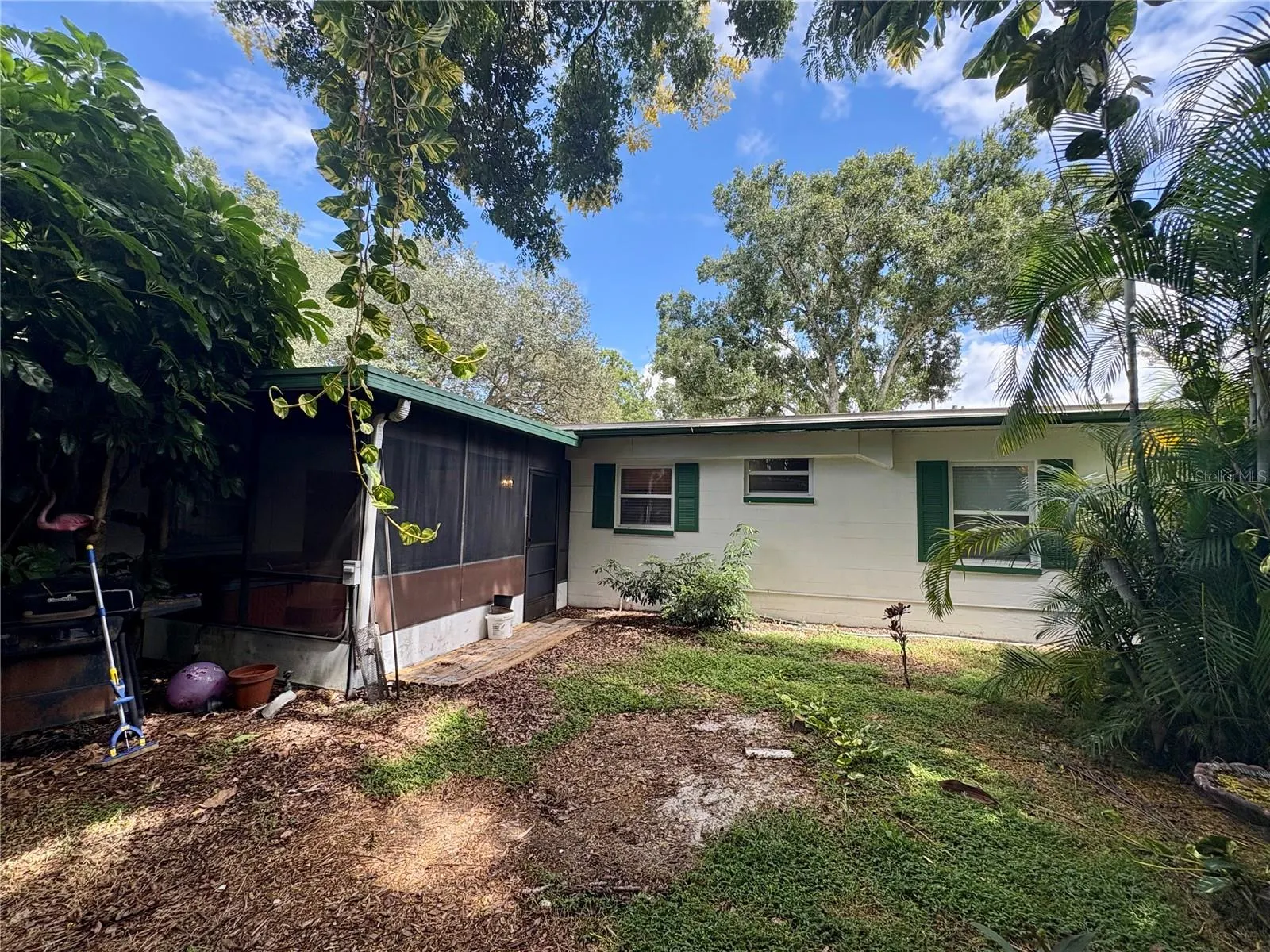 1613 CRYSTAL CT E