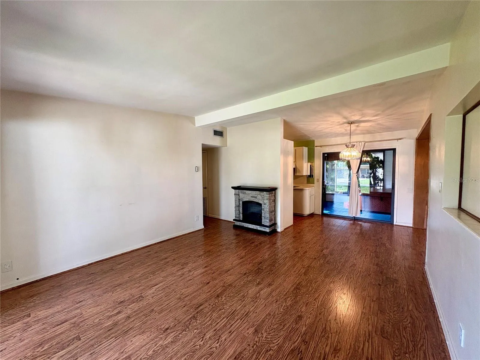 1613 CRYSTAL CT E