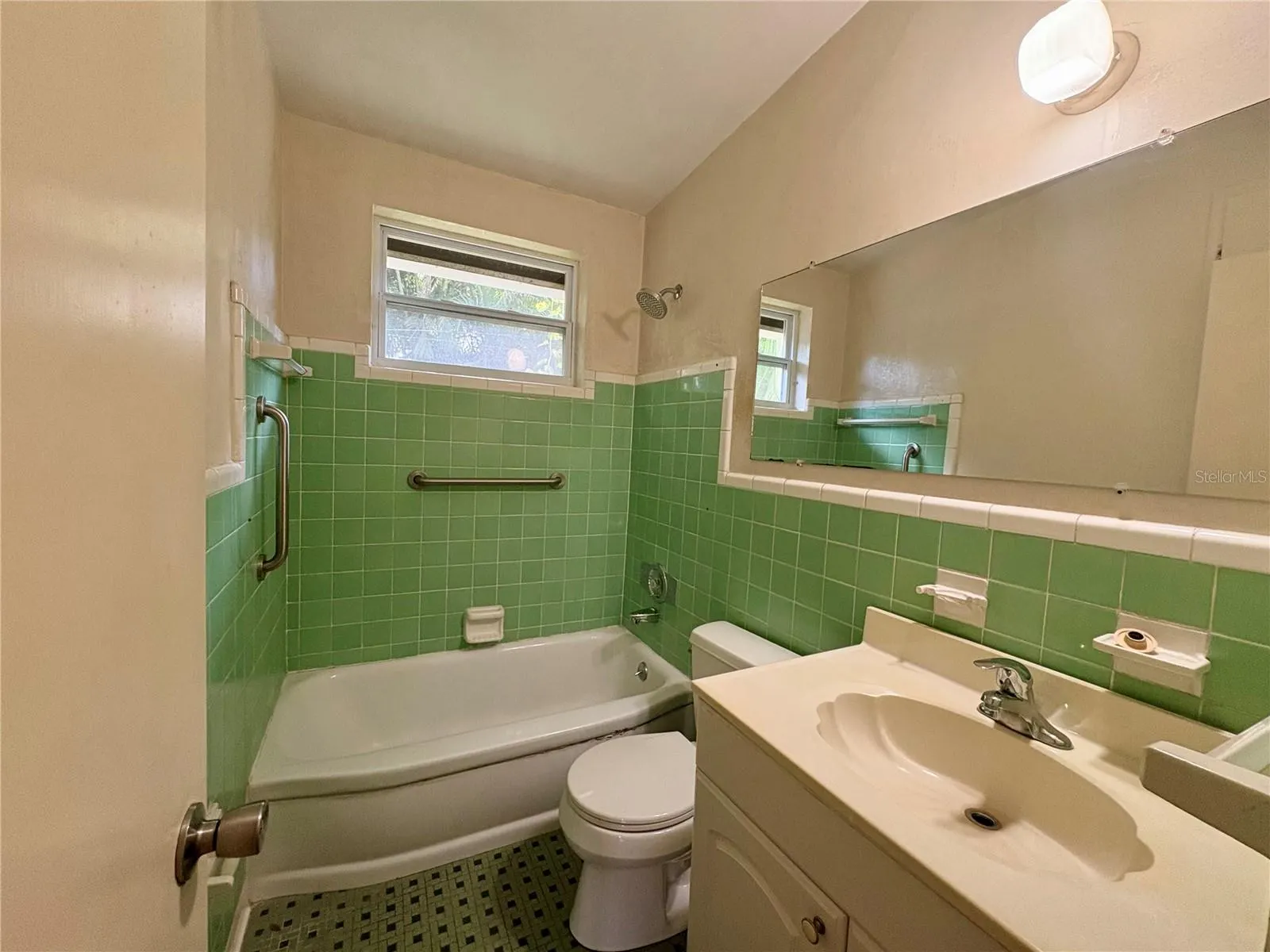 1613 CRYSTAL CT E