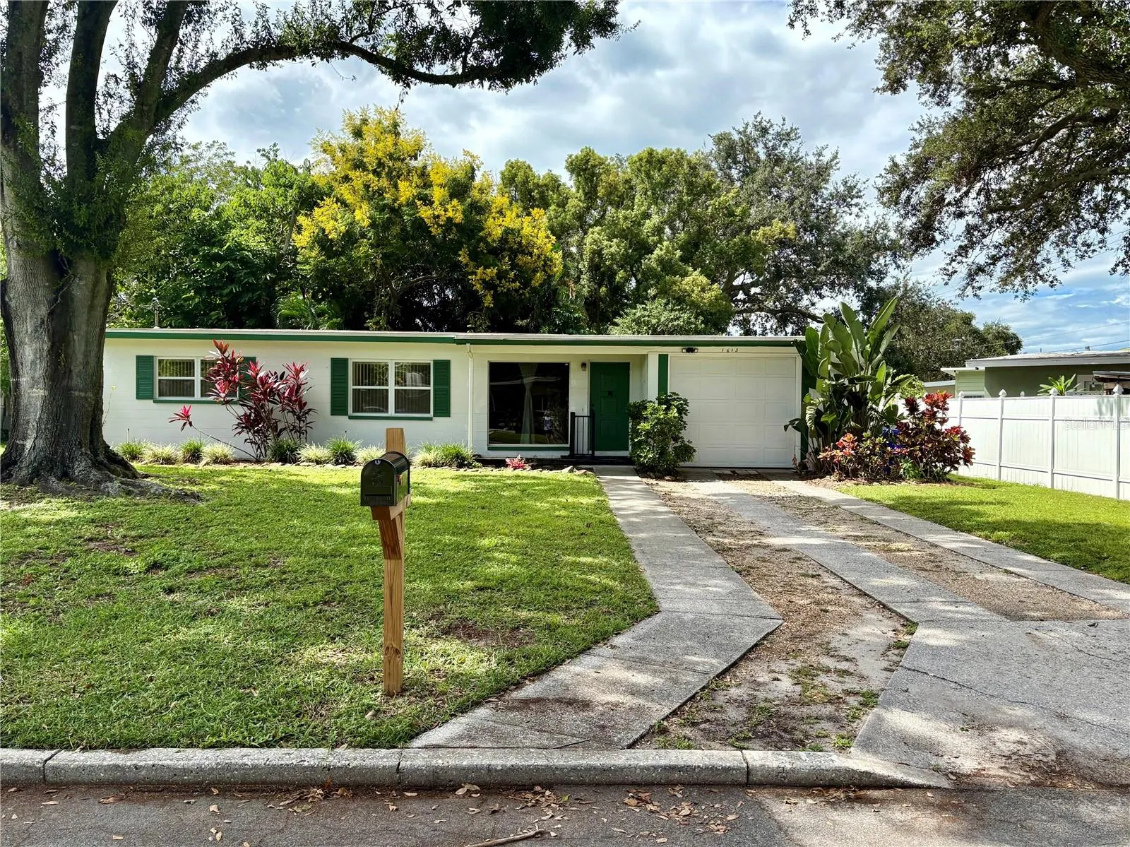 1613 CRYSTAL CT E