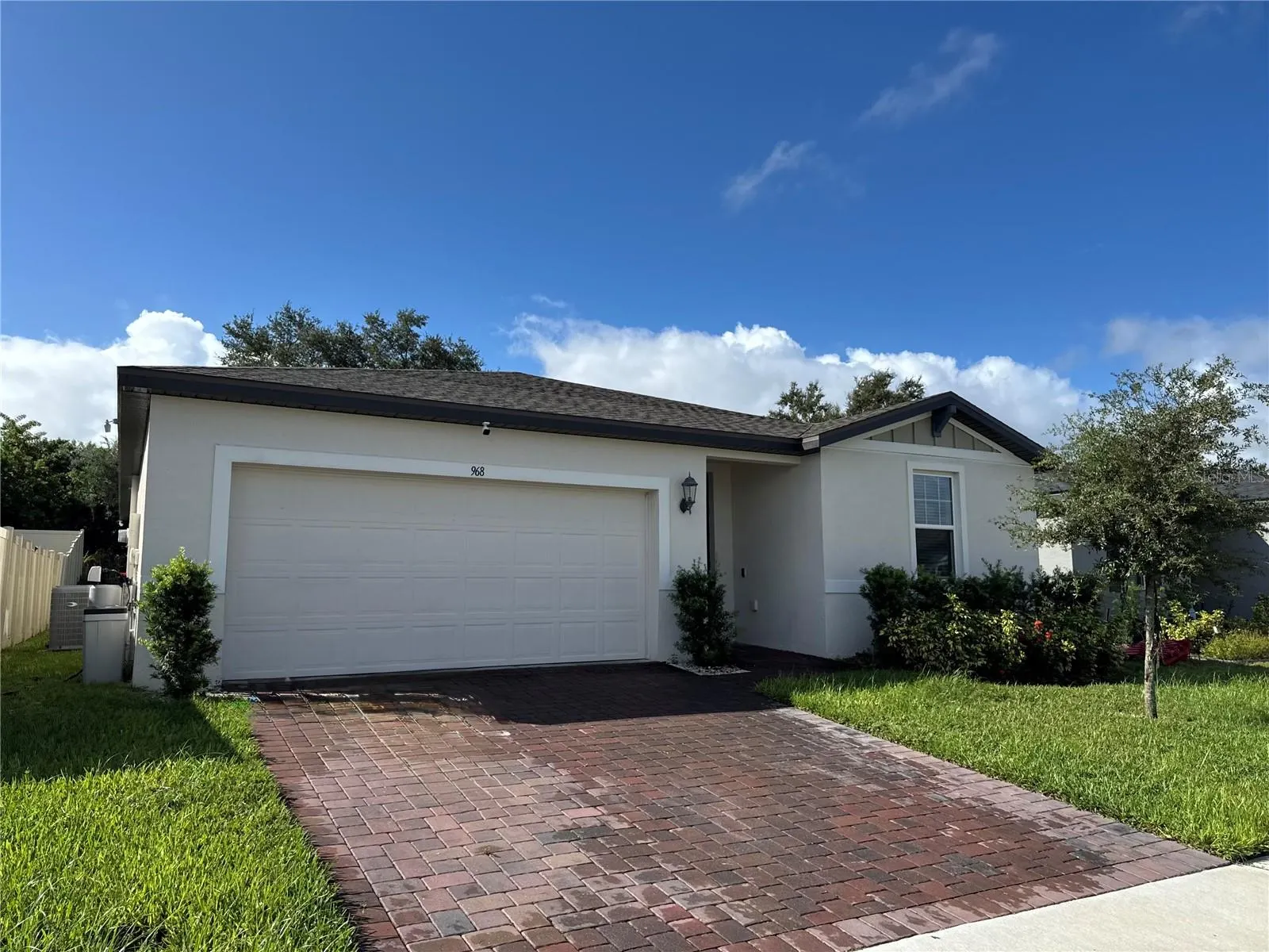 968 CAMBRIDGE DR