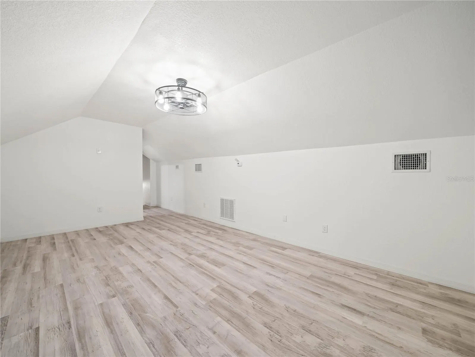 1096 DREW ST